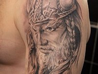 тату портрет викинга