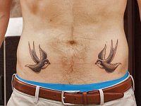 Татуировки на животе мужские ласточки