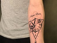 Тату роза ветров и надпись carpe diem