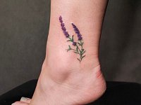 Тату лаванда на ноге