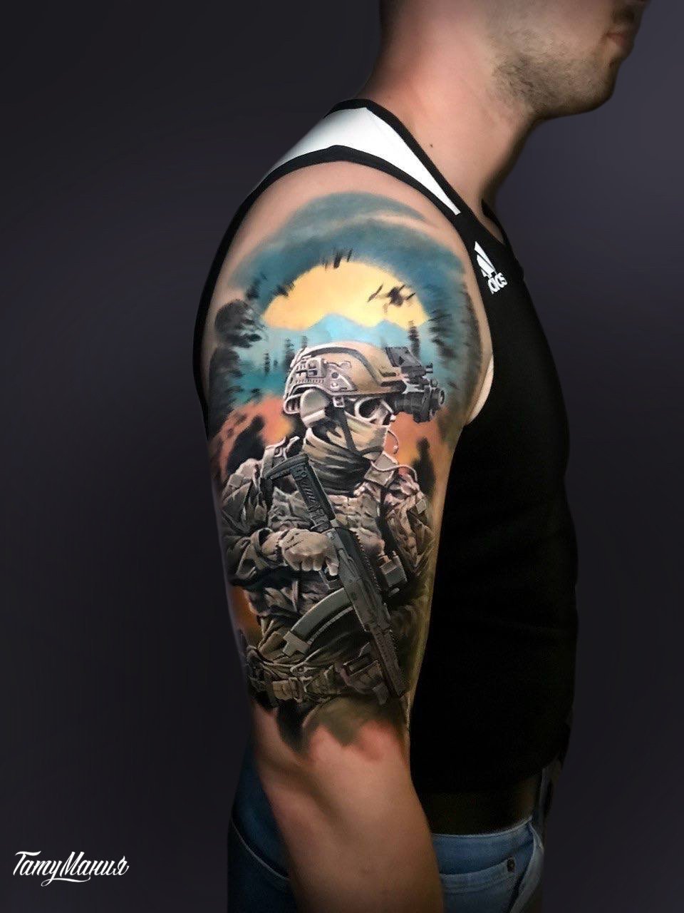 Тату солдат на плече