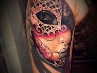 Тату венецианская маска на плече