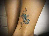 тату синий цветок на щиколотке