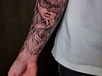 Тату девушка в венецианской маске