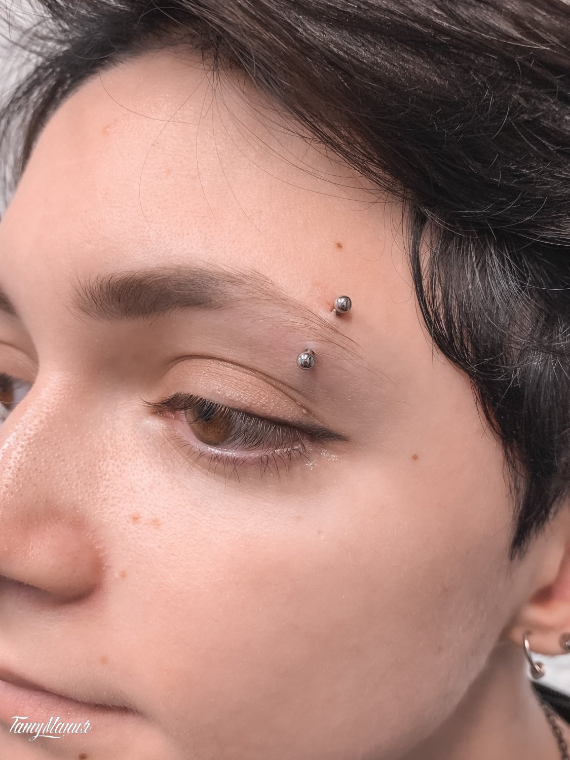 прокол брови для девушек