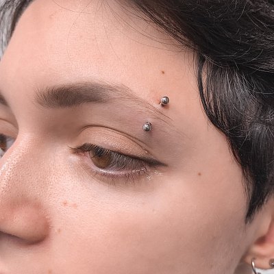 прокол брови для девушек
