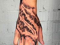 Тату биоограника на кулаке