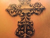 тату крест на лопатке