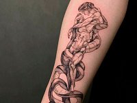 Тату скульптура на руке