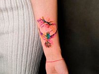 Тату колибри и цветок на руке