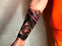 Тату глаз в треугольнике на предплечье