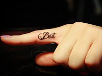 Тату для двоих на пальцах надпись