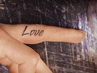 Тату "любовь" на пальце