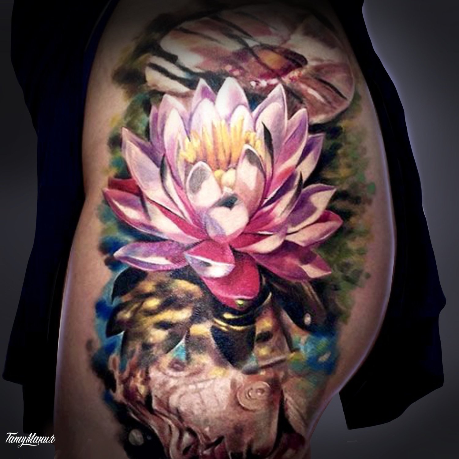 Тату лотос на бедре