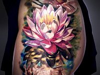 Тату лотос на бедре