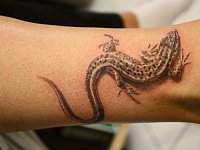 тату ящерица на ноге