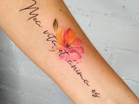 Тату надписи на латыни с цветком