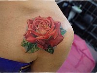 Татуировка роза на ключице