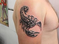 Тату на плече скорпион