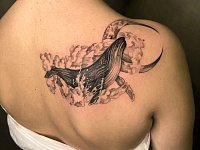 Тату кит с месяцем