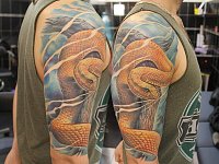 тату змея на плече