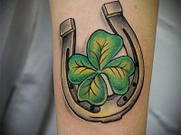 Тату подкова с клевером