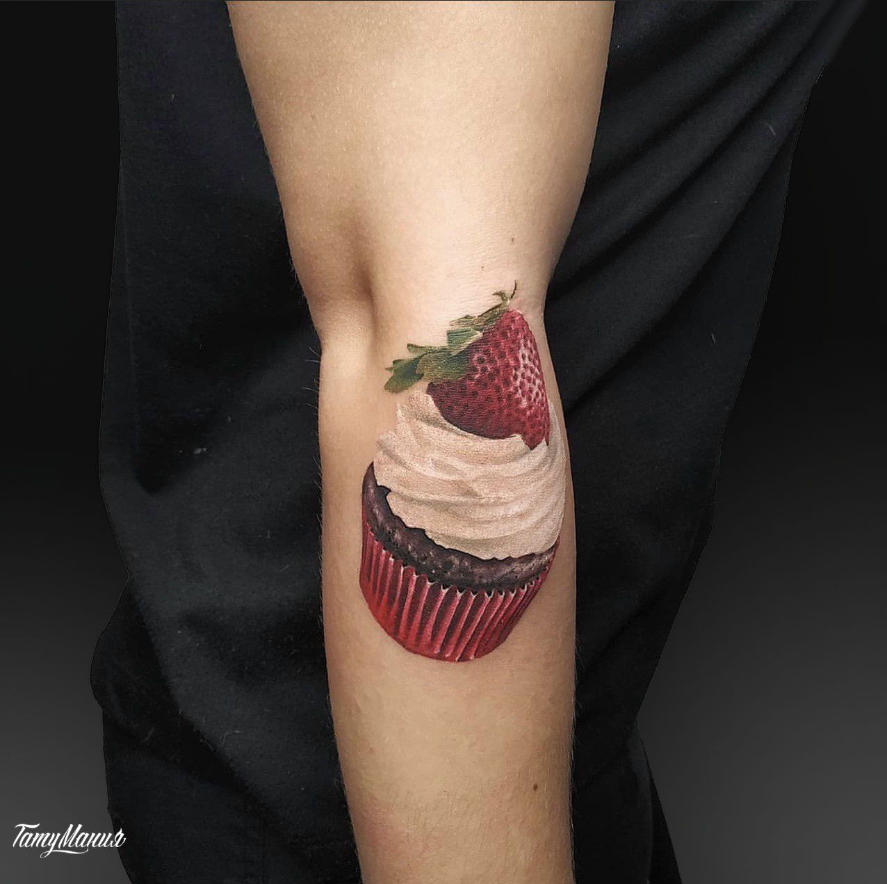 Тату кекс на руке