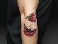 Тату кекс на руке