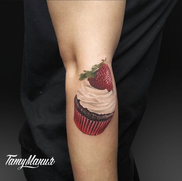 Тату кекс на руке