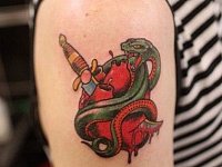 Тату олд скул на плече