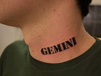 Тату надпись внизу шеи