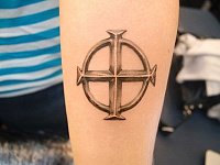 тату крест в круге