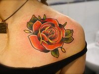 Тату цветок розы на ключице