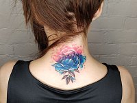 Тату пион на шее