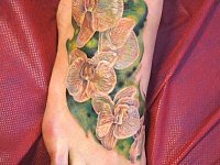 тату цветы на ступне
