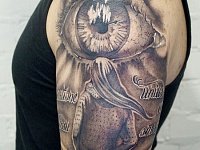 Тату глаз на плече