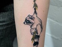Тату енот на предплечье