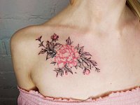 Тату пион на ключице