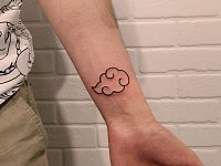 Татуировка туча на руке