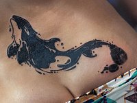 Тату акула на пояснице