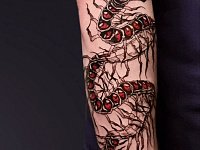 Тату сколопендра на руке