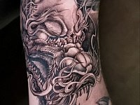 Тату дракон на бицепсе