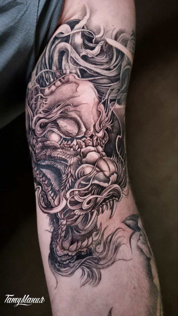 Тату дракон на бицепсе