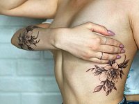 Тату цветок на ребрах