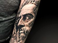 Тату Зевс и голубь