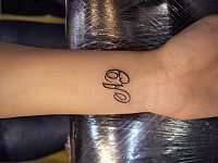 тату инициалы на запястье с белым