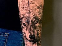 Тату волк и лес на руке