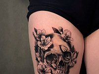 Тату череп с жасмином