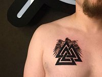 Тату вороны и треугольники