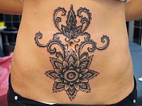 татуировка узор на животе